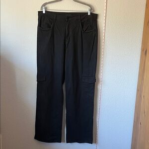 Sanctuary cotton cargo wide leg mid rise pant. Black.